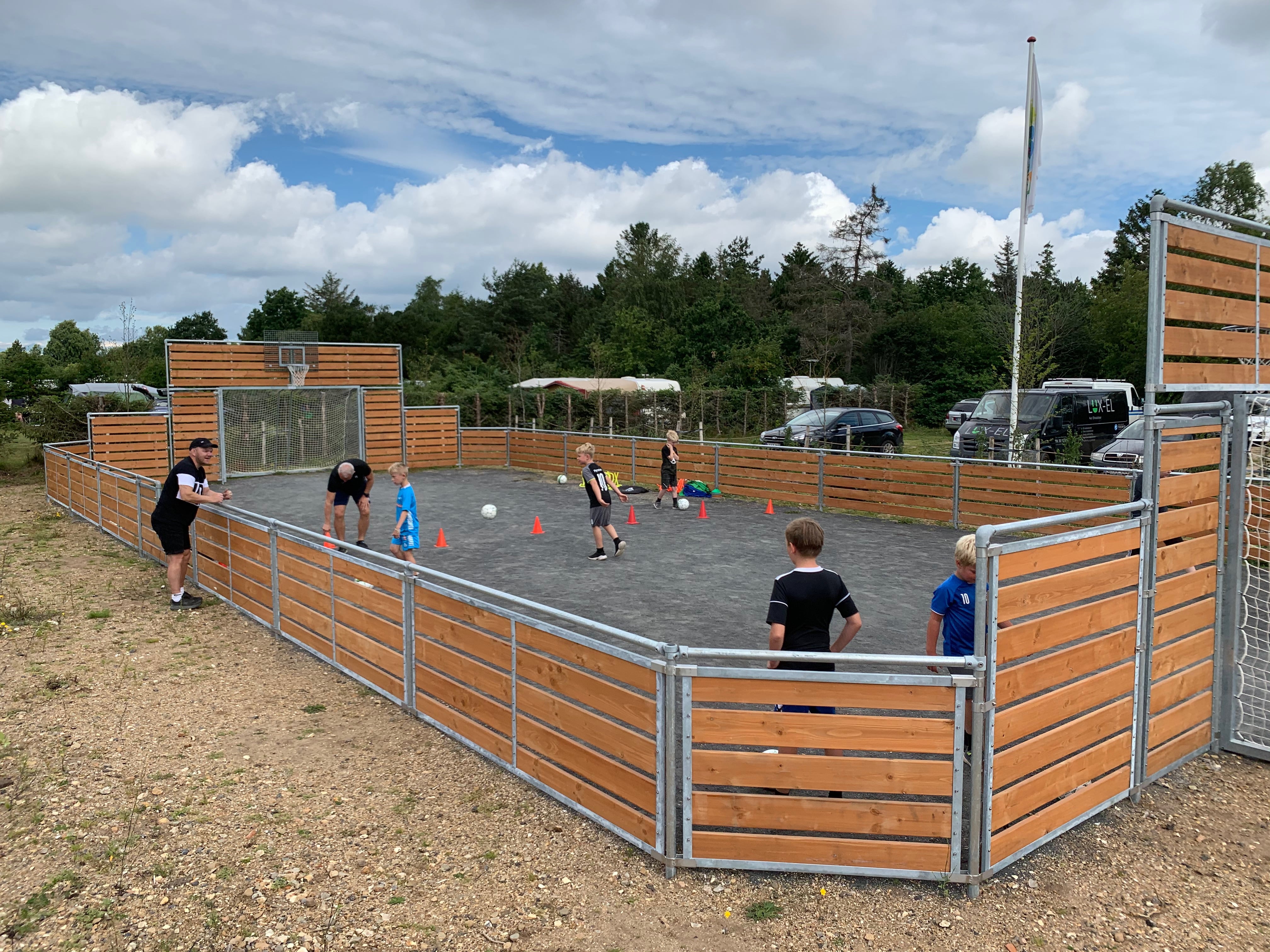 Børnevenlig familie campingplads legeplads