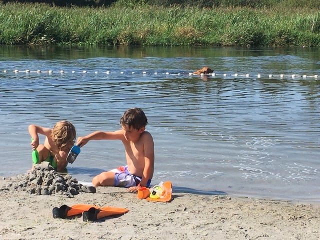 Børnevenlig badestrand på campingplads ved Gudenåen